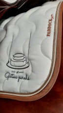 2 - LE GÂTEAU PERCHÉ - tapis de selle